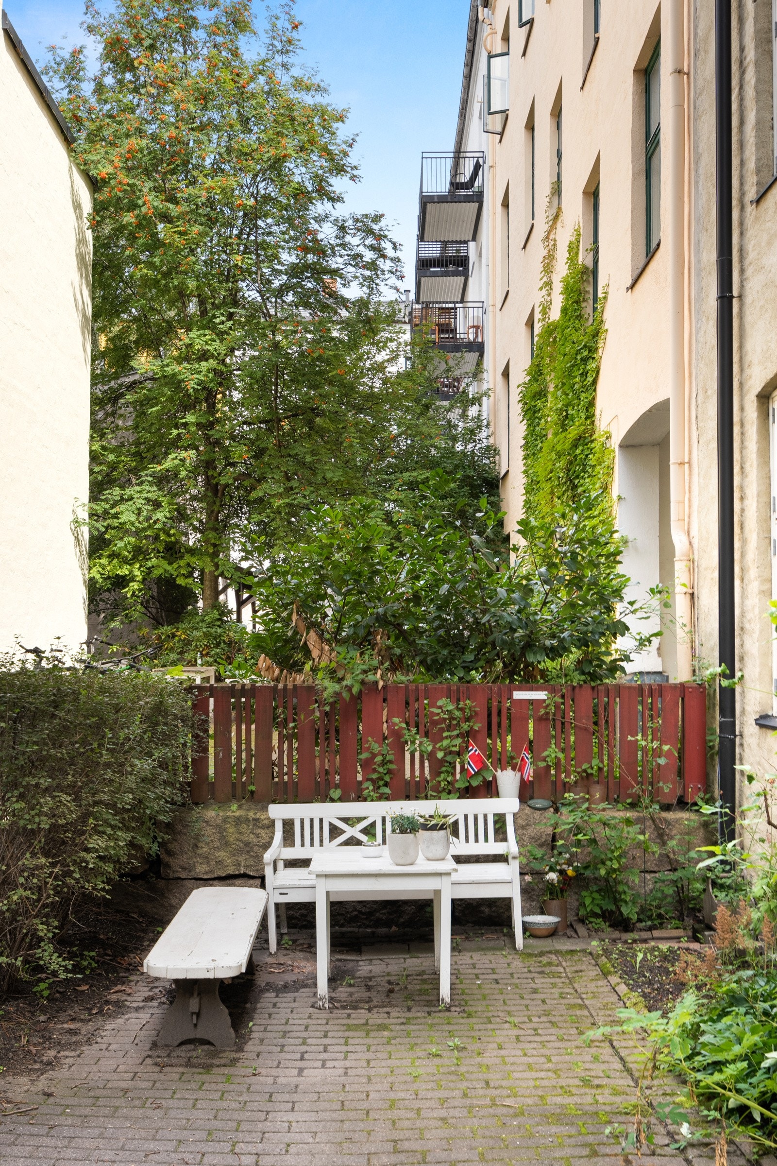 Her finnes flere sittegrupper og grillmuligheter. Galleribilde