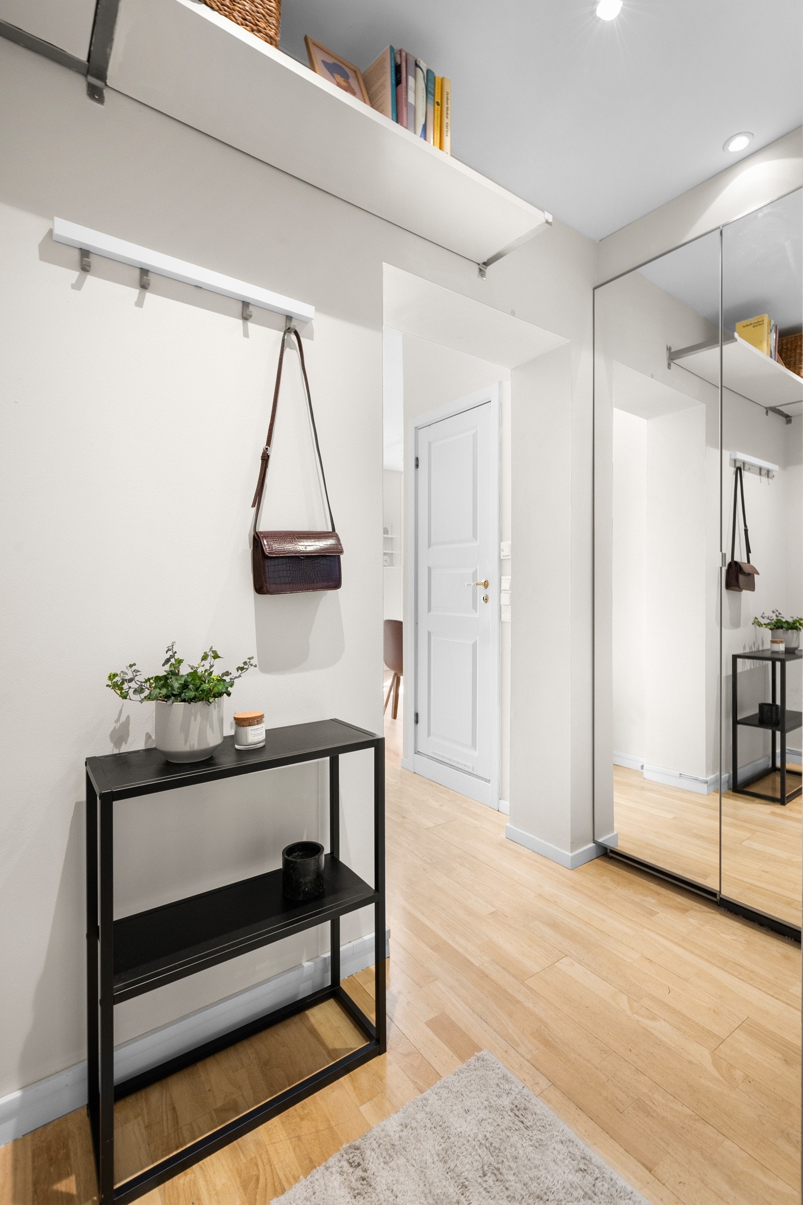 Også godt med skapplass for å henge fra seg yttertøy og sette fra seg sko. Galleribilde