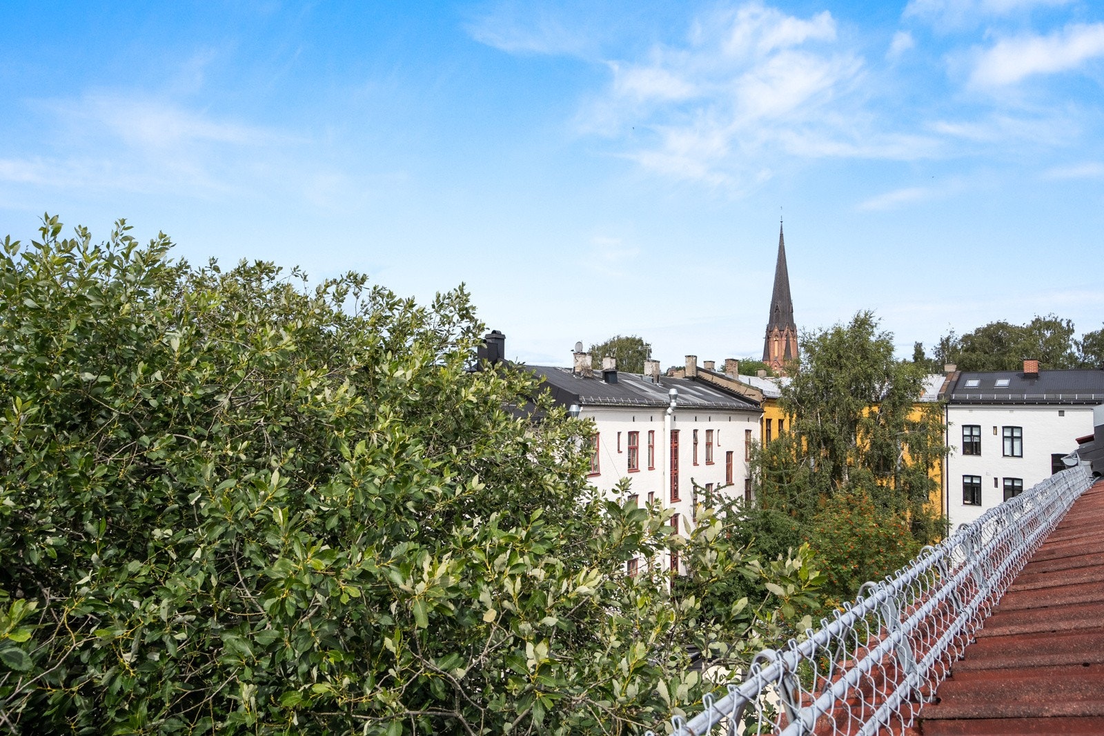 Takterrassen vender inn mot en felles bakgård. Galleribilde