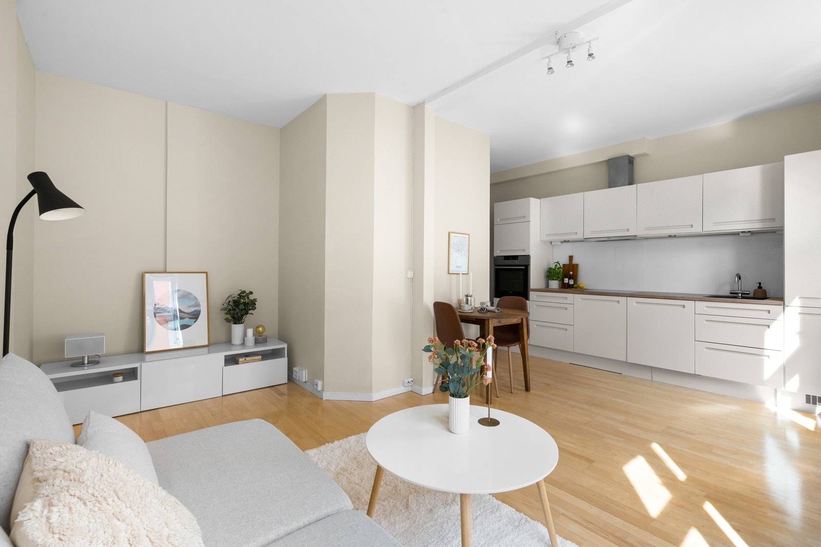 Et sosialt oppholdsrom med plass til sofagruppe og spisebord. Galleribilde