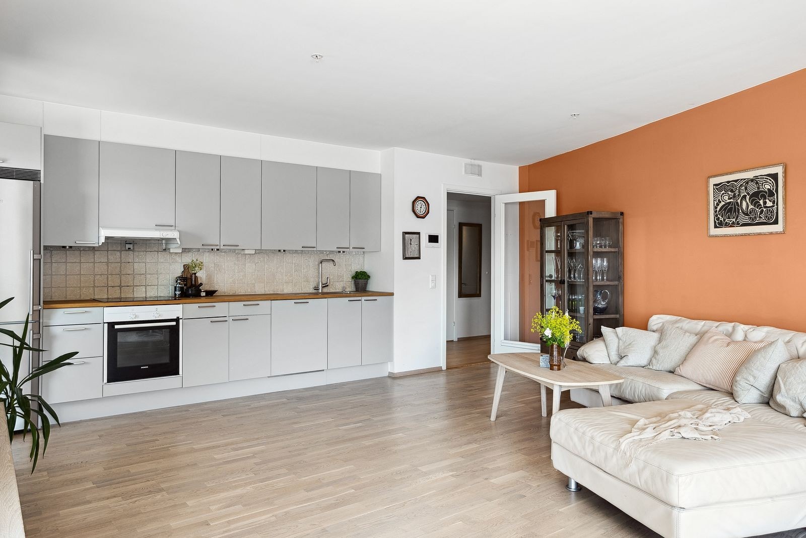 Åpen stue-/kjøkkenløsning skaper et sosialt oppholdsrom hvor det er lett å holde oversikt over gjester. Galleribilde