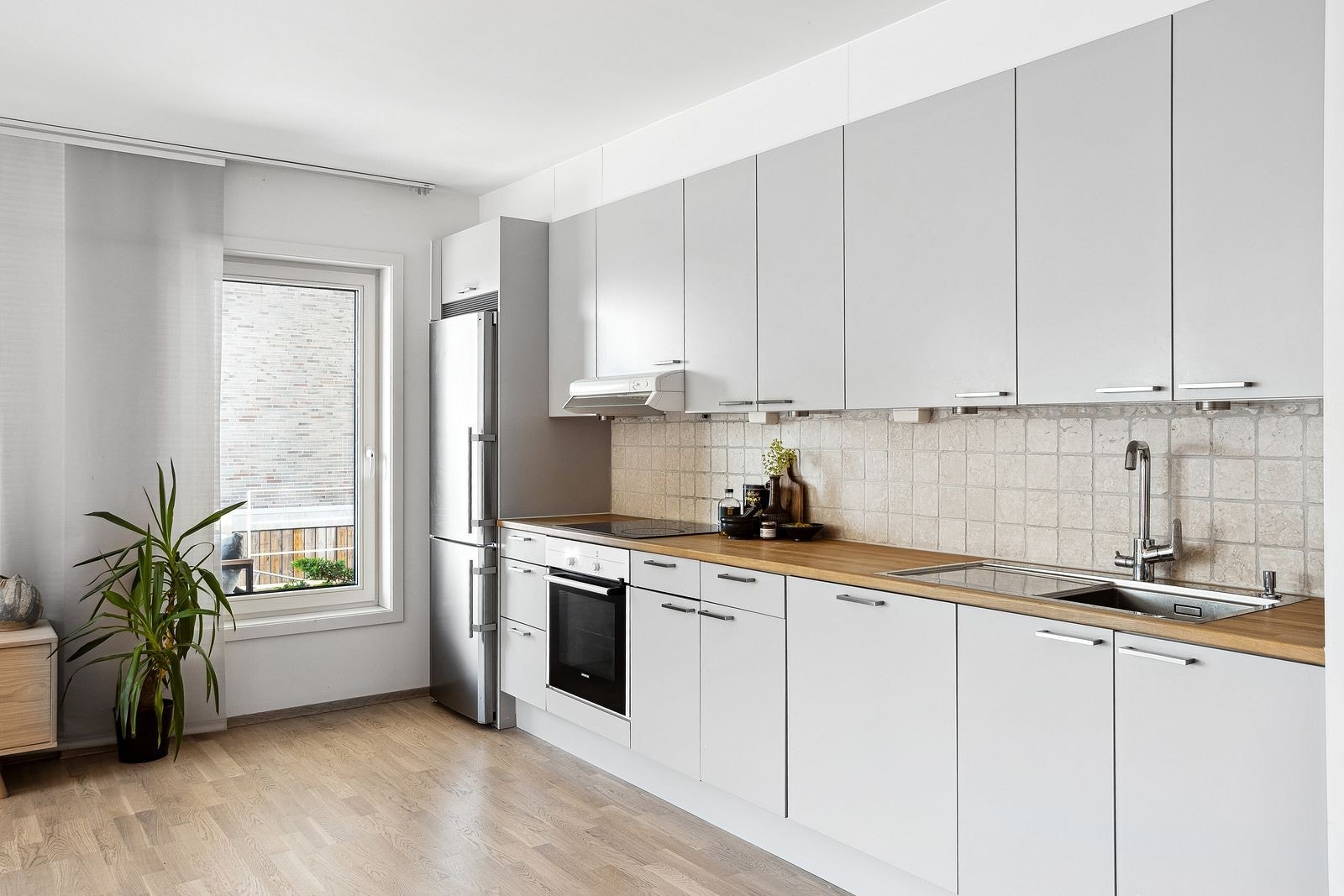 Det er rikelig med skap- og benkeplass for oppbevaring og matlaging. Galleribilde