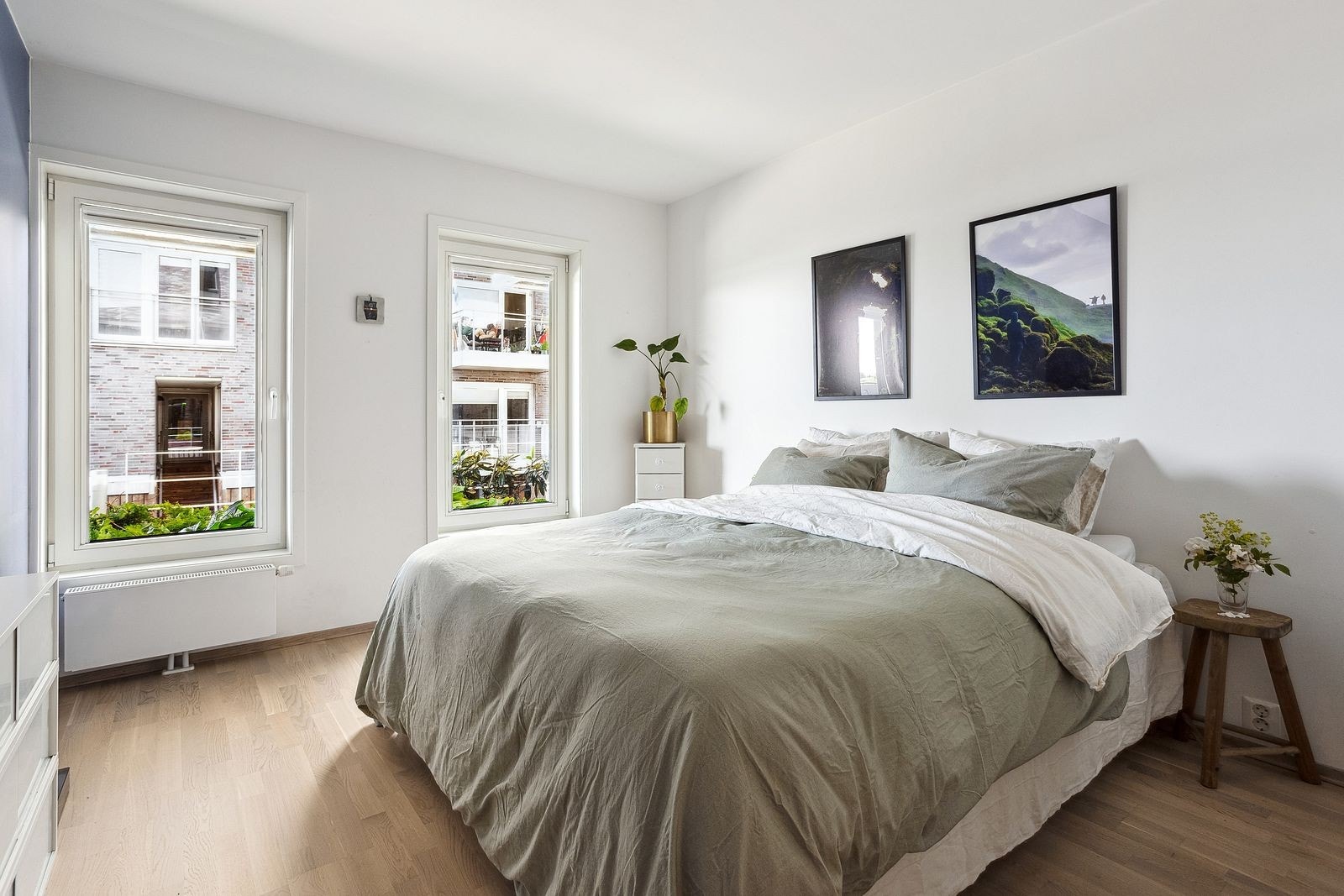 Lunt soverom med god plass til dobbeltseng, nattbord og tilhørende møblement. Galleribilde