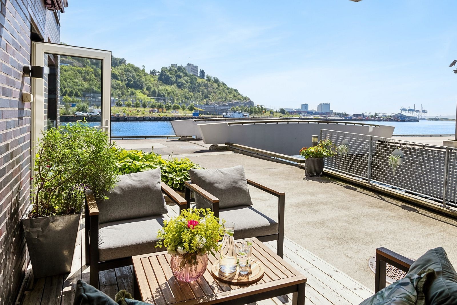 Fra stuen har man utgang til en flott markterrasse på ca. 9,5 m². Galleribilde