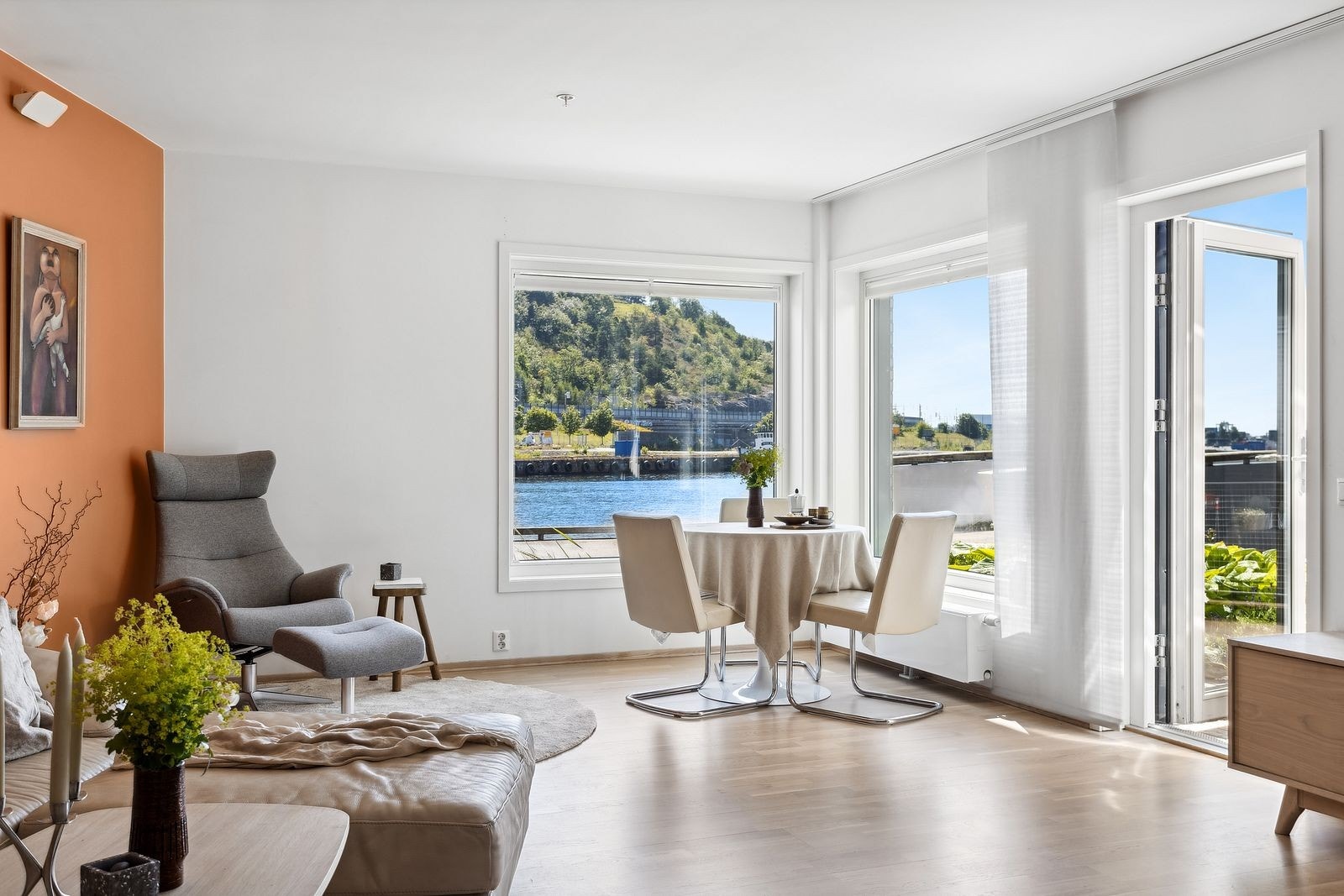 Her har vi gleden av å presentere en lekker og romslig 2-roms ytterst i vannkanten på idylliske Sørenga. Leiligheten holder en moderne standard i bygg fra 2013 i et meget sentral og ettertraktet område. Galleribilde