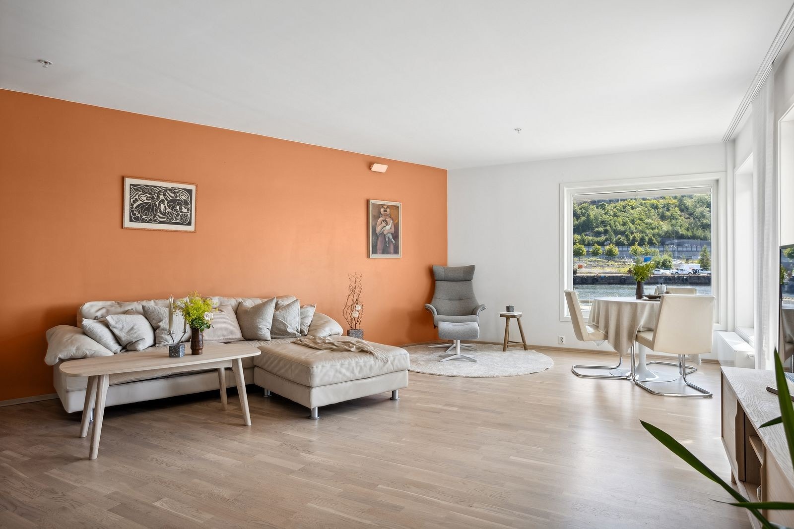 De store vindusflatene slipper godt inn med naturlig lys og byr på flott sjøutsikt. Galleribilde