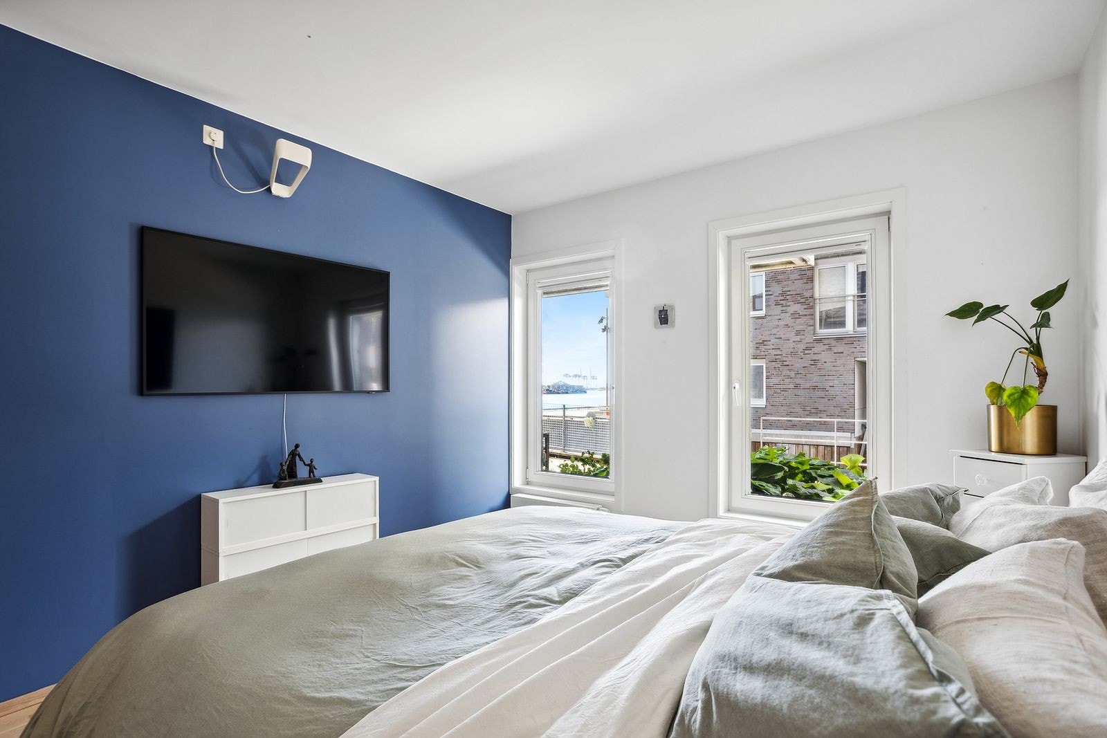 Rommet er av god størrelse med store vindusflater. Galleribilde