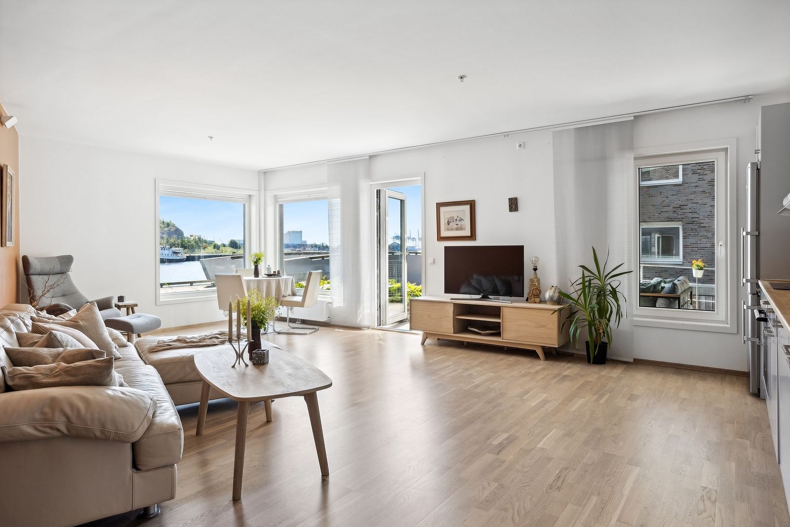 Delikat stue med en fin planløsning med flere innredningsmuligheter. Galleribilde