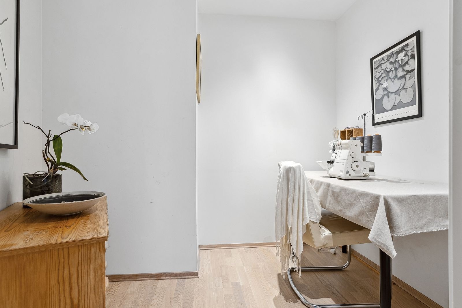 Innvendig bod som i dag er innredet som kontor. Rommet har flere innredningsmuligheter og passer utmerket som kontor eller omkledningsrom. Galleribilde