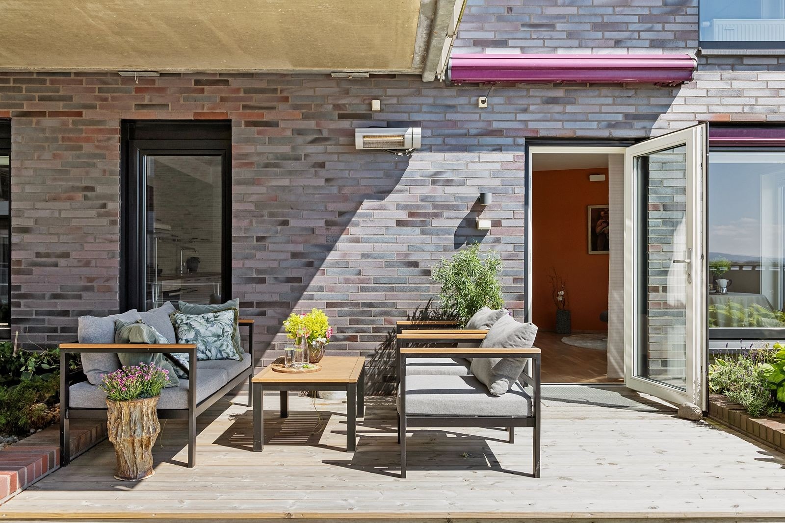 Her er det god plass til diverse utemøbler. Det er montert varmelampe på veggen. Galleribilde