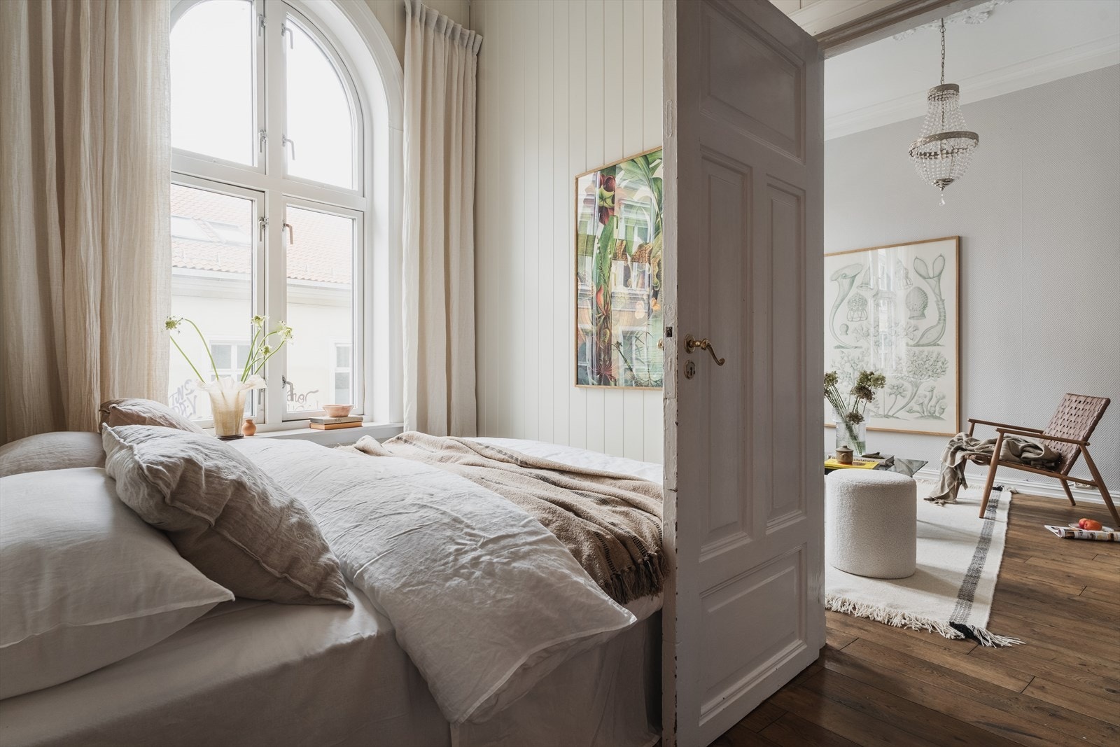 Lyst og romslig soverom Galleribilde