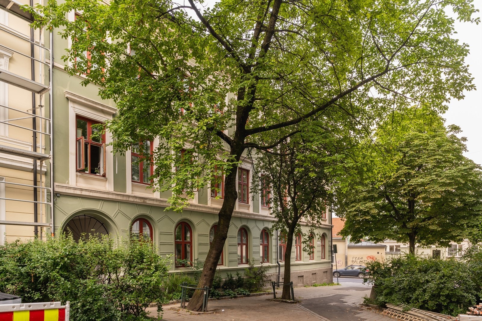Leiligheten ligger midt i smørøyet på Fredensborg i en klassisk bygård i et veletablert boligområde. Galleribilde