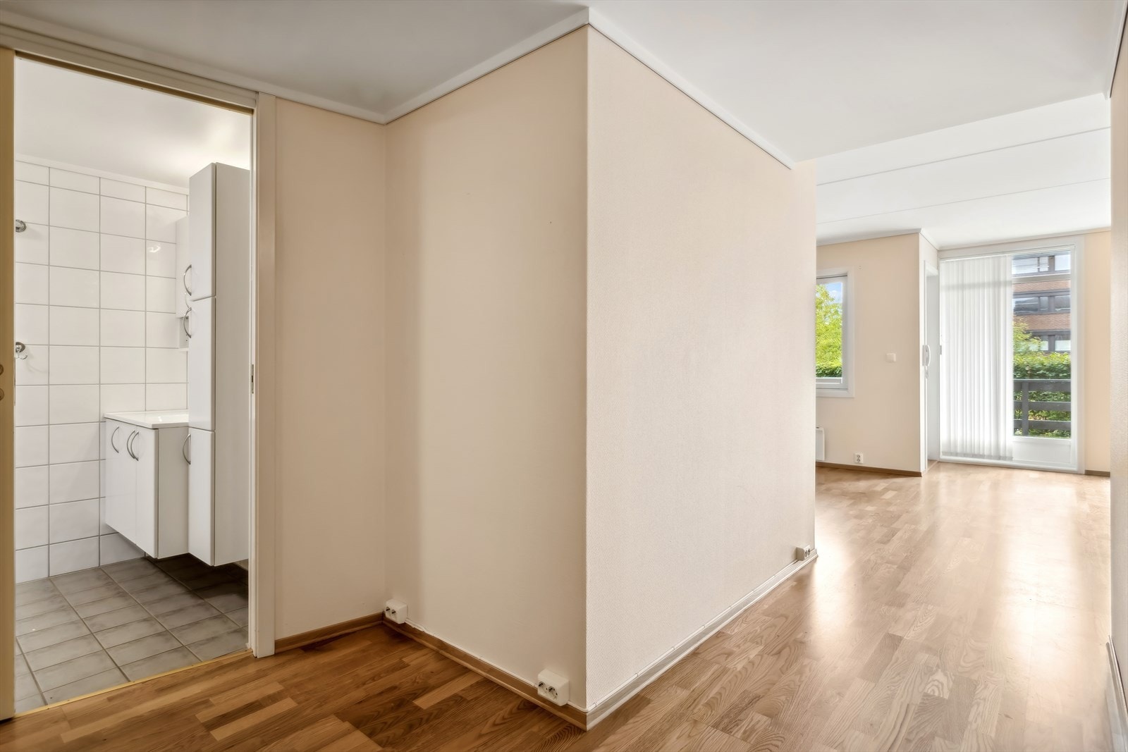 Leilighetens store vindusflater gir mye innslipp av dagslys. Galleribilde