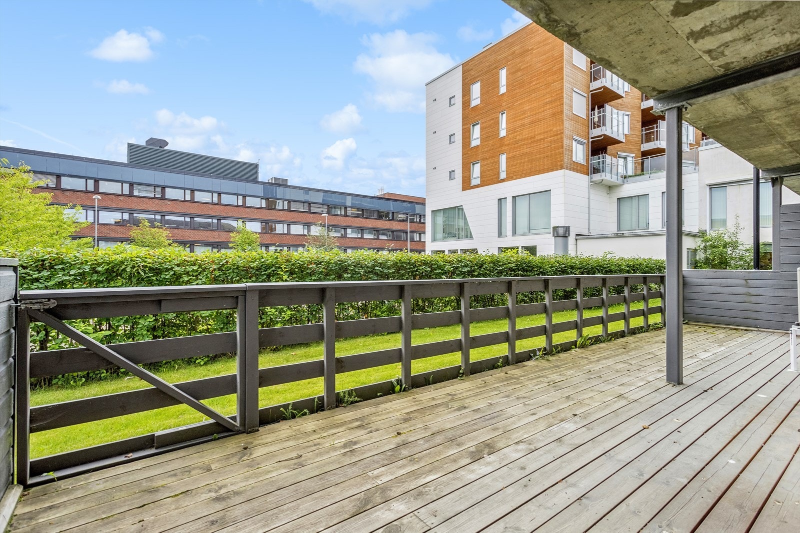 Stor terrasse med god plass til ønsket møblering. Galleribilde