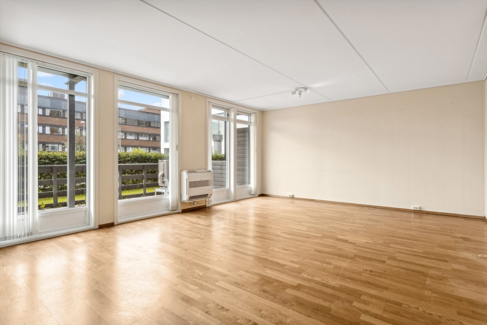 Store vindusflater gir mye lysinnslipp i stuen. Galleribilde