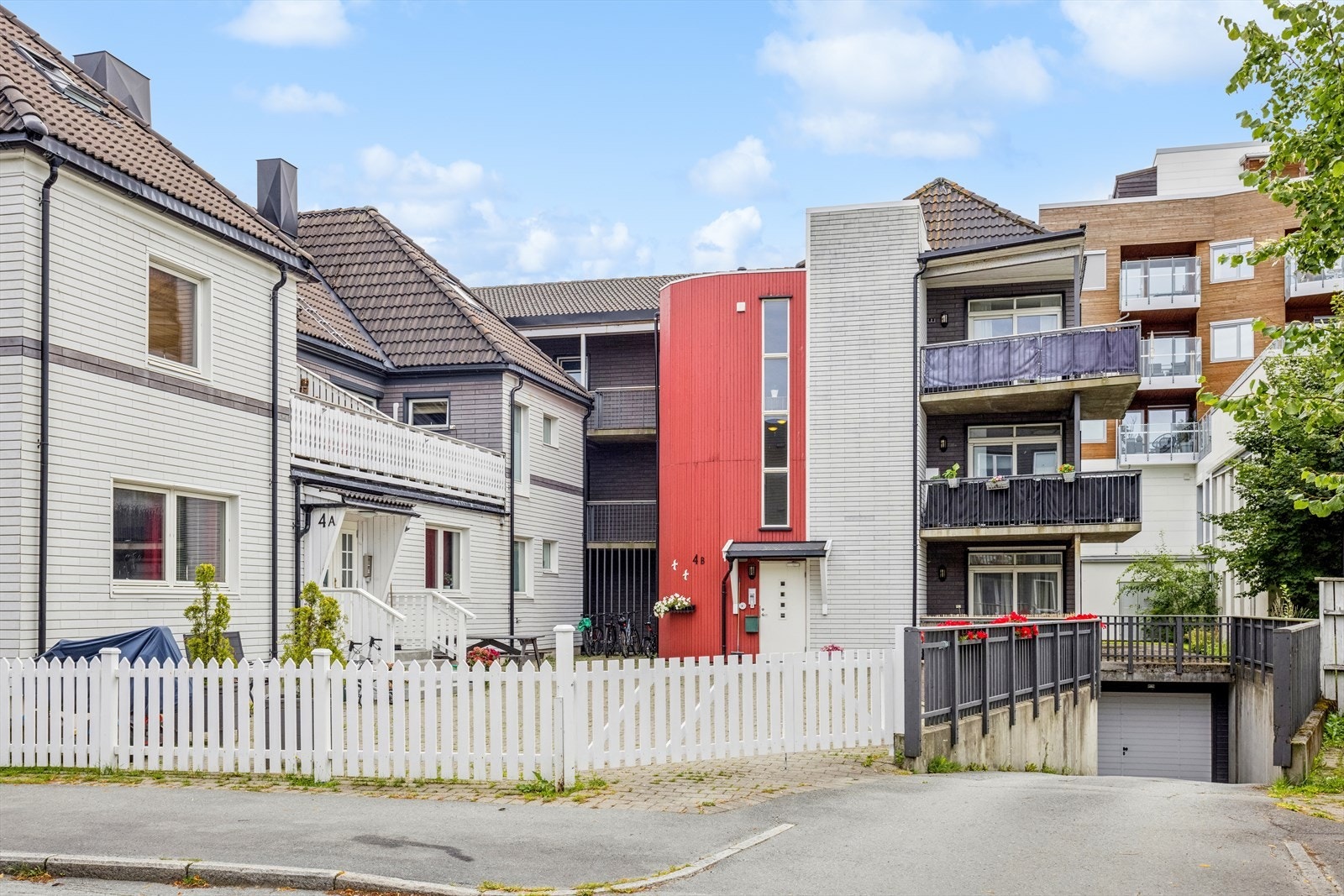 Inngjerdet gårdsplass. Galleribilde