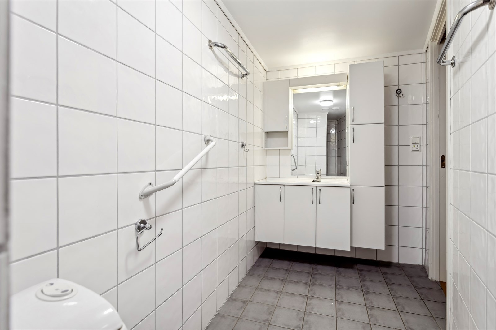 Baderommet har lys baderomsinnredning med gode oppbevaringsmuligheter. Galleribilde