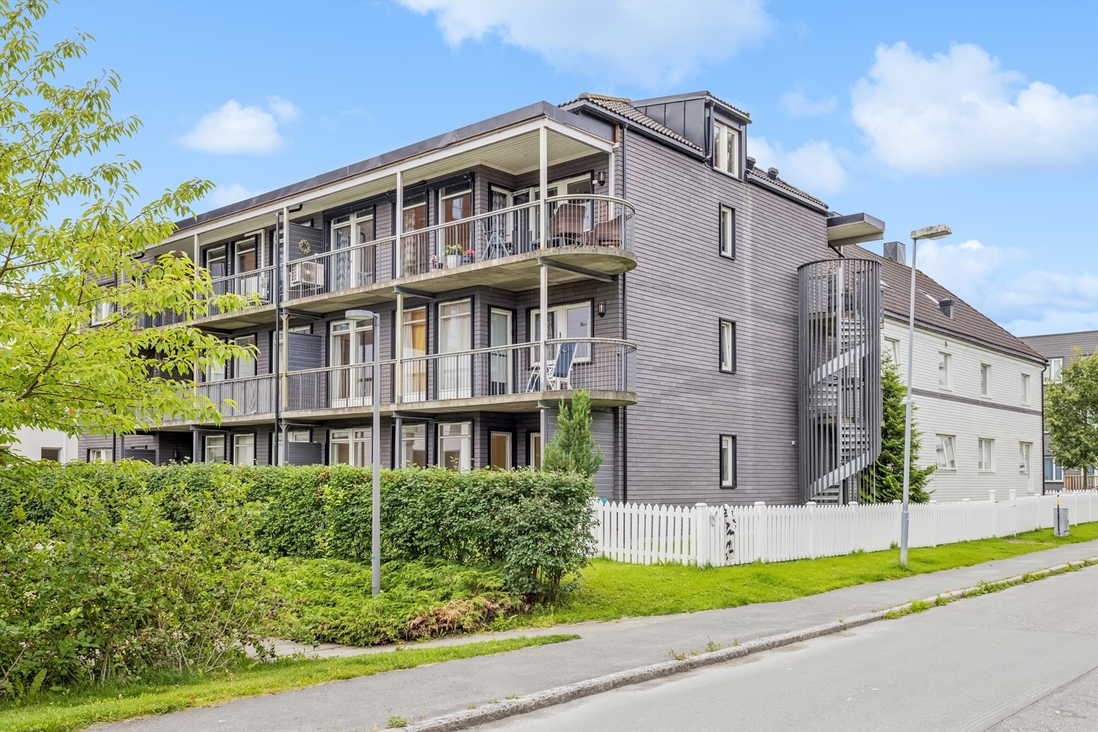 Leiligheten har en sentral beliggenhet i Stjørdal med gangavstand til det meste man trenger i hverdagen. Galleribilde