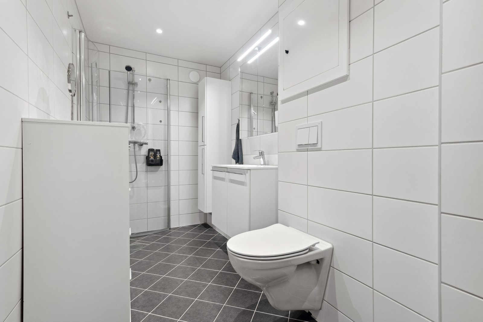 Velkommen til Ravnkollbakken 77! Boligen byr blant annet på et flunkende nytt bad fra 2023! Galleribilde