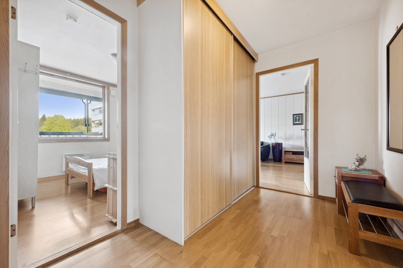 Lys og romslig entré med stor skyvedørsgarderobe. Her er det god plass til oppbevaring! Galleribilde