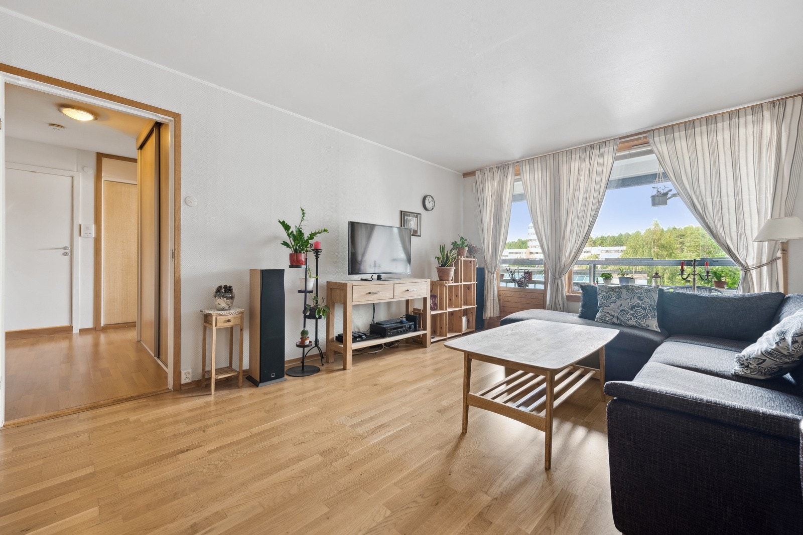 Stor og romslig stue med god plass til både salong- og spisegruppe Galleribilde