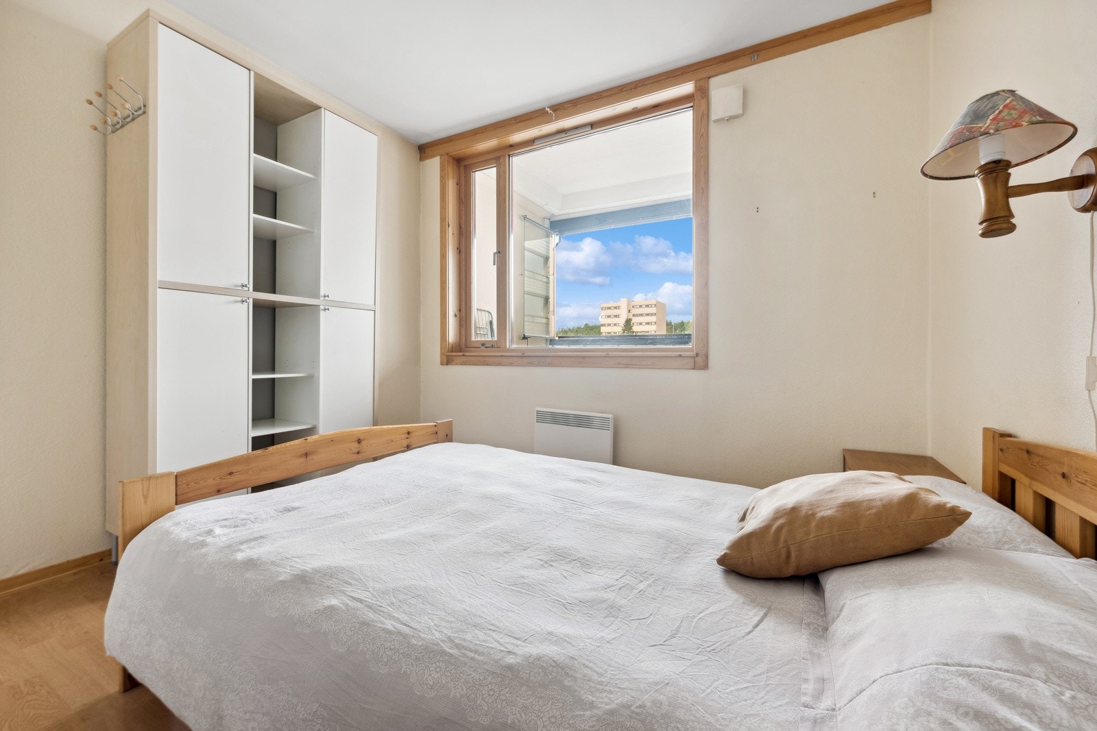 Her er det plass til stor seng med nattbord. Galleribilde