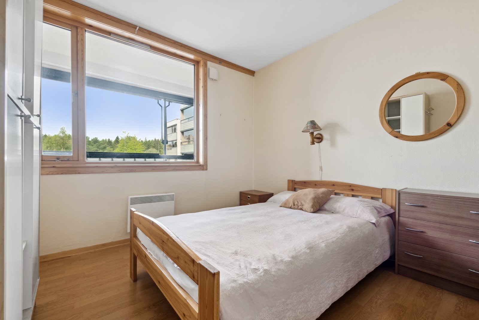 Stort og lyst hovedsoverom med garderobeskap. Galleribilde