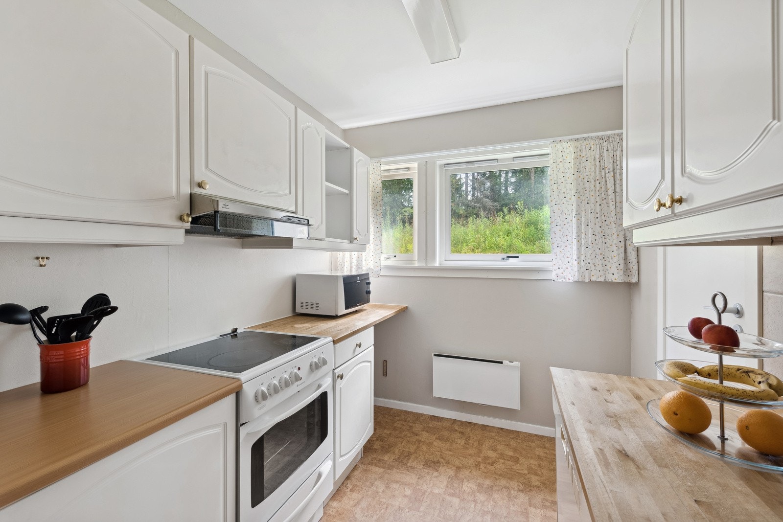 Det er rikelig med skap- og benkplass på kjøkkenet. Galleribilde