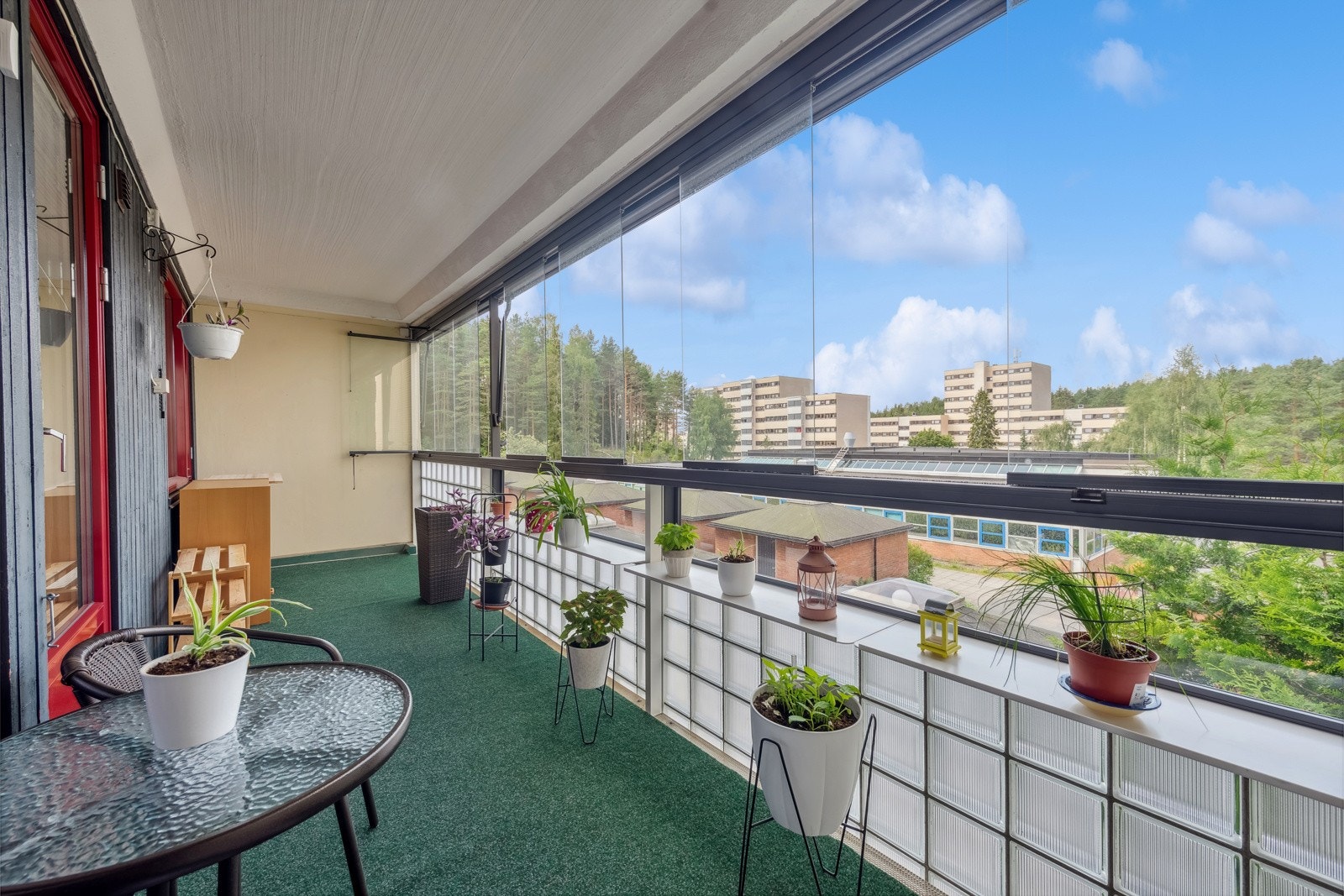 Fra stuen er det utgang til vestvendt, innglasset balkong. Galleribilde