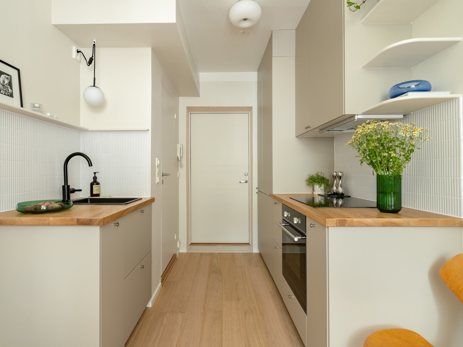 Velkommen inn! Garderobe, sa du? Det finner du i første skap når du kommer inn døren. Galleribilde