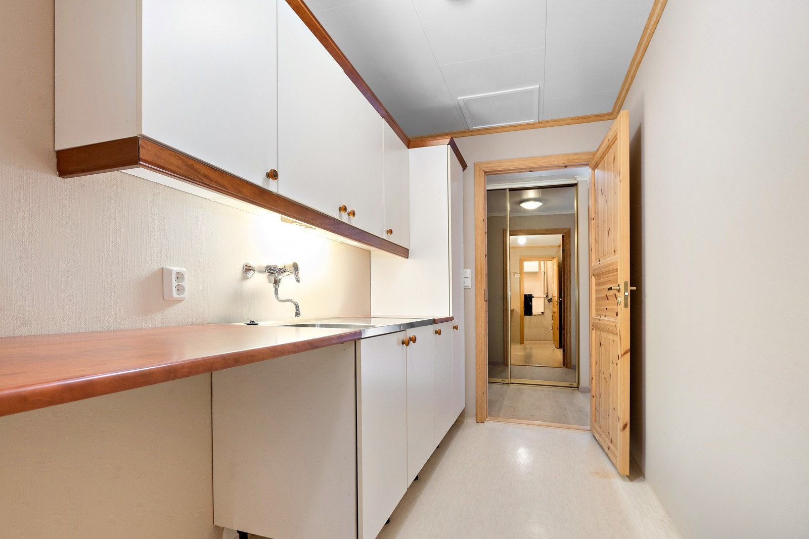 Praktisk innreiing med benkeplate, over- og underksap samt utslagsvask Galleribilde