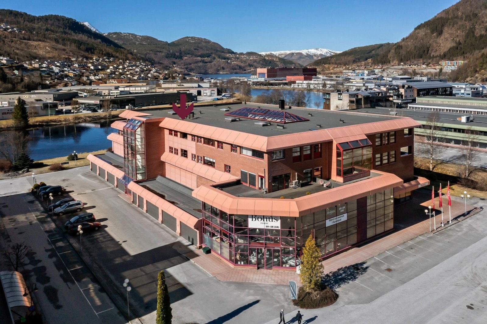 "Bohusbygget" ligg svært sentralt til i Førde sentrum Galleribilde