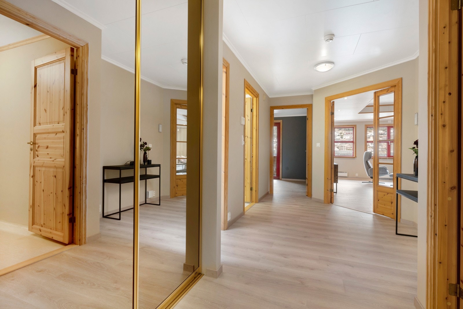 Frå entré/hall er det tilkomst til alle rom. Merk også skyvedørsgarderobe! Galleribilde
