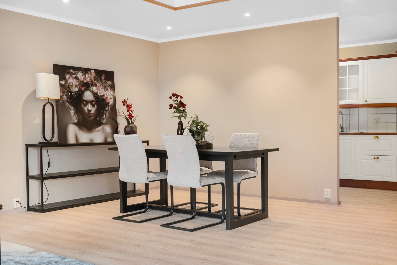 Merk også spottar i himling Galleribilde