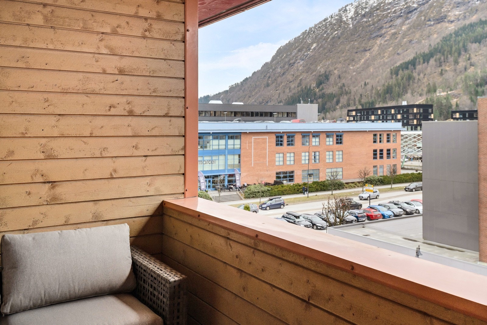 Frå terrassen er det utsikt til nærliggande sentrumsområde, samt... Galleribilde