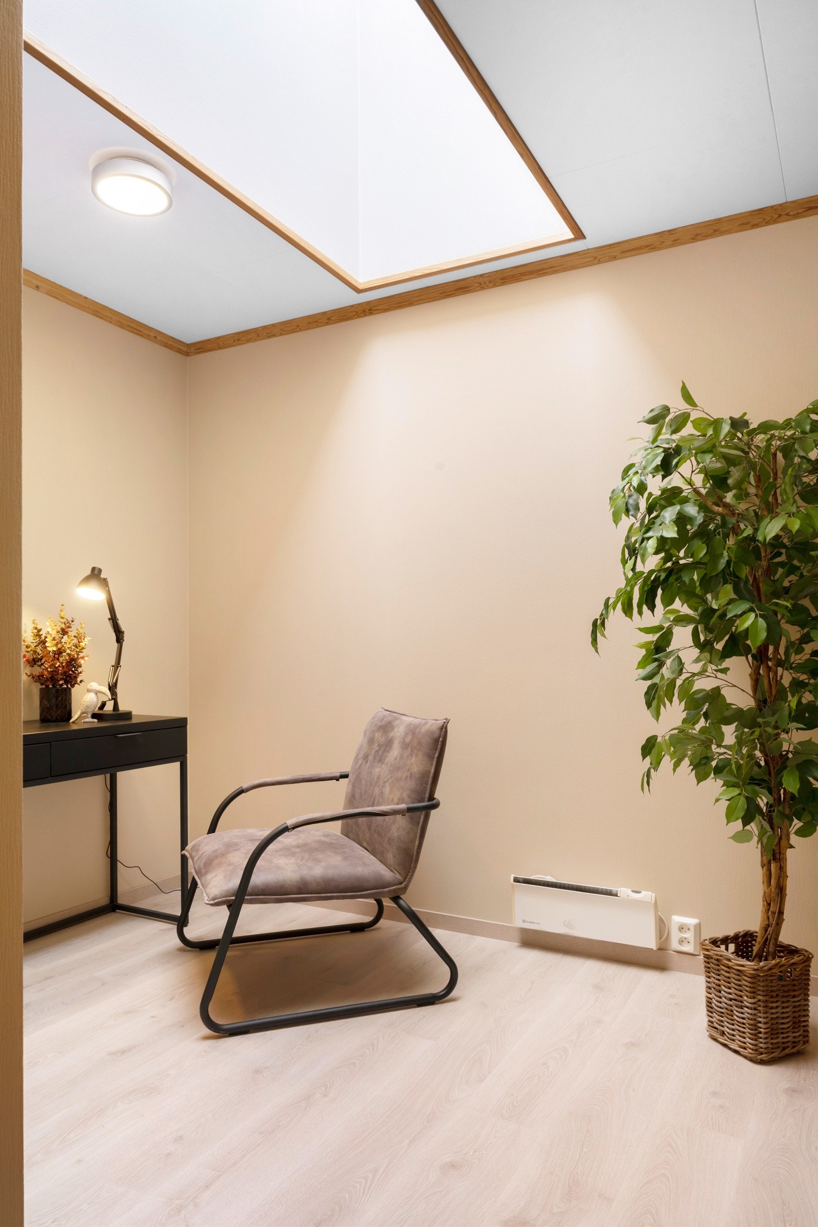 Takvindu syt for godt arbeidslys! Rommet har tidlegare vore nytta som gjesterom Galleribilde