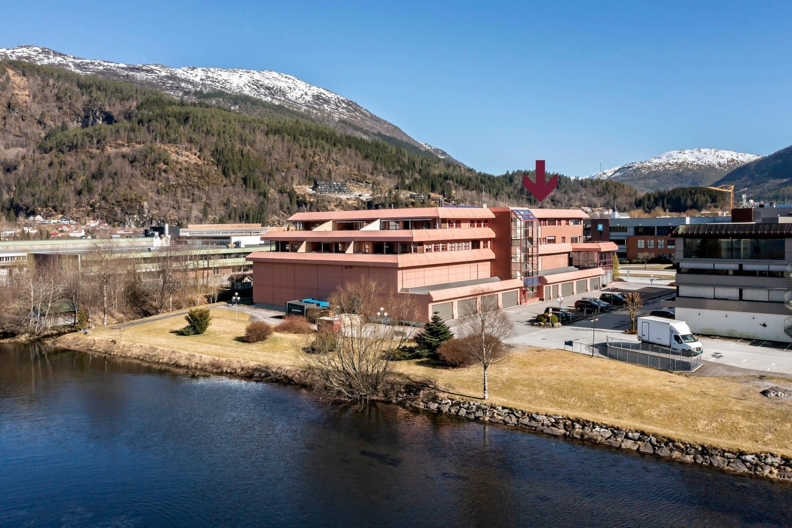 Leilegheita er plassert i toppetasjen med sørvendt terrase Galleribilde
