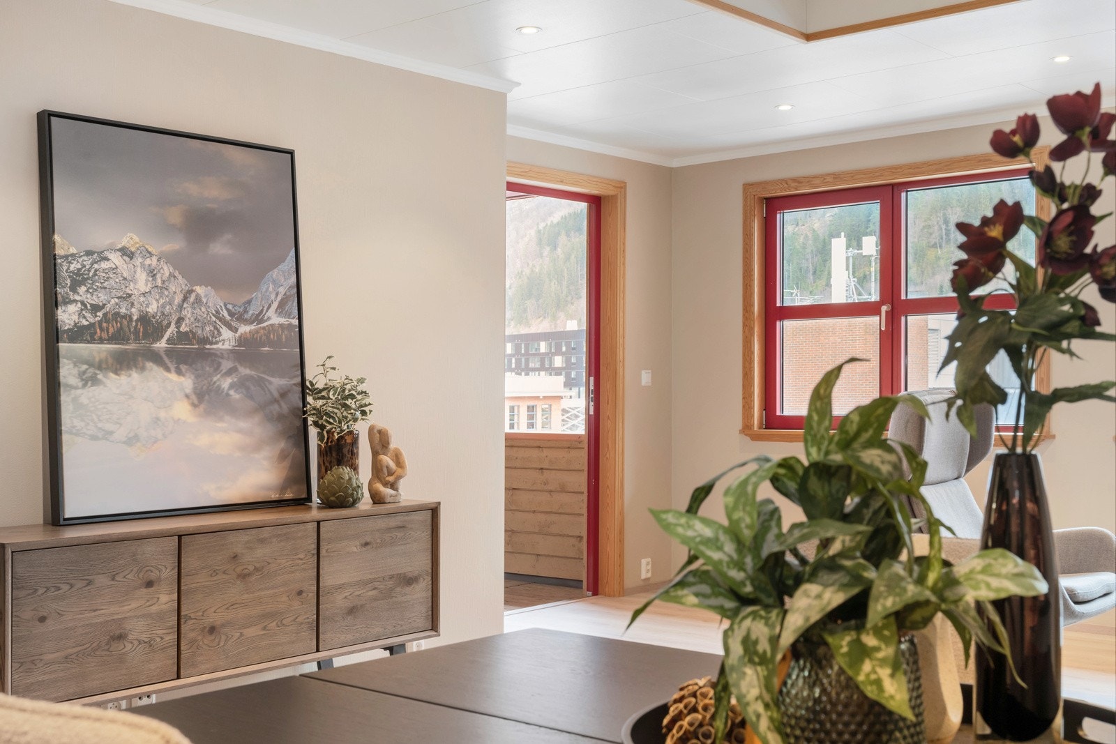 Frå stova er det tilkomst til terrasse med overbygg Galleribilde