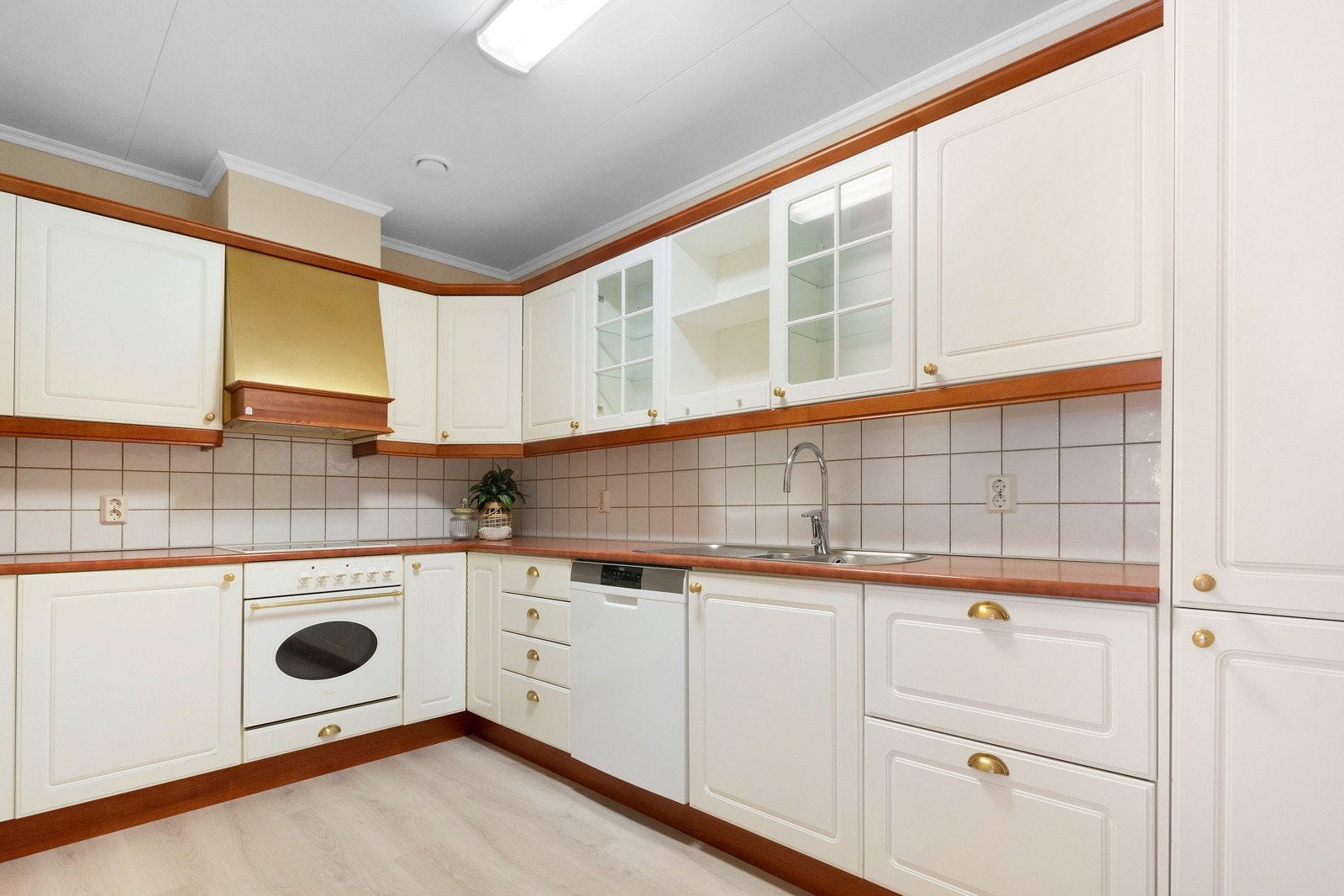 Klassisk kjøkkeninnreiing med god benk- og skapplass Galleribilde