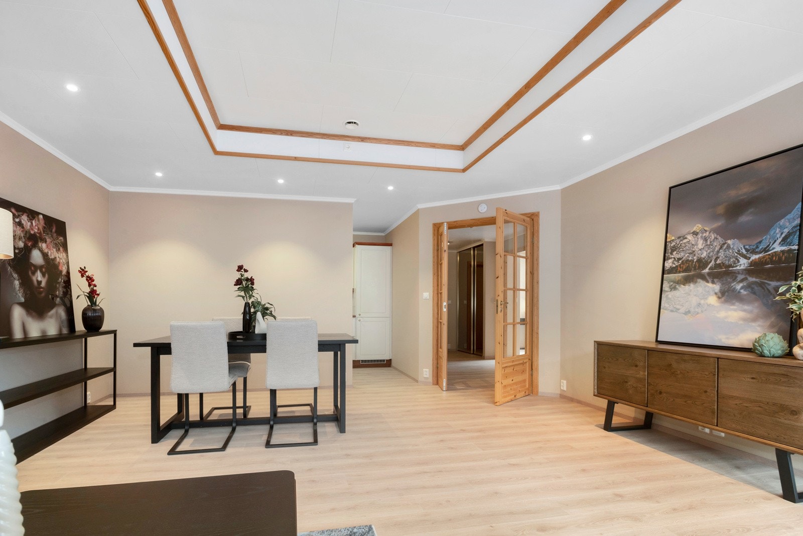 Stova rommar fint eit spisebord og sofa av god storleik Galleribilde