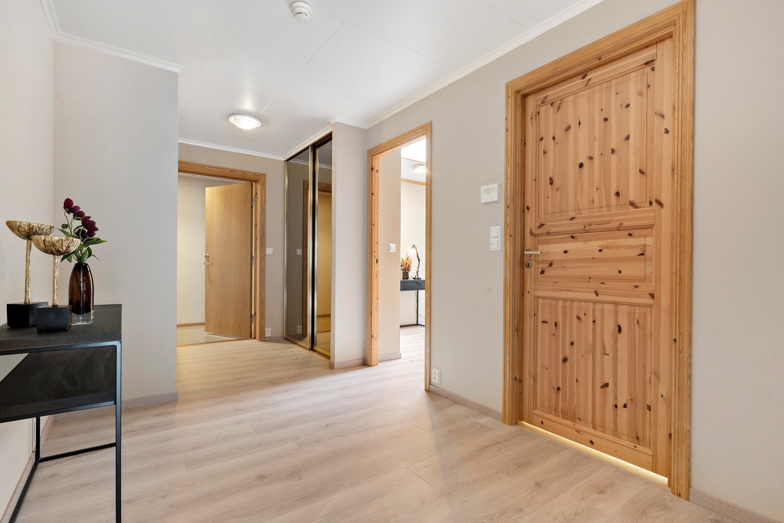 Ved skyvedørsgarderobe finn ein eit snøtt rom som i dag er inreidd til kontor Galleribilde