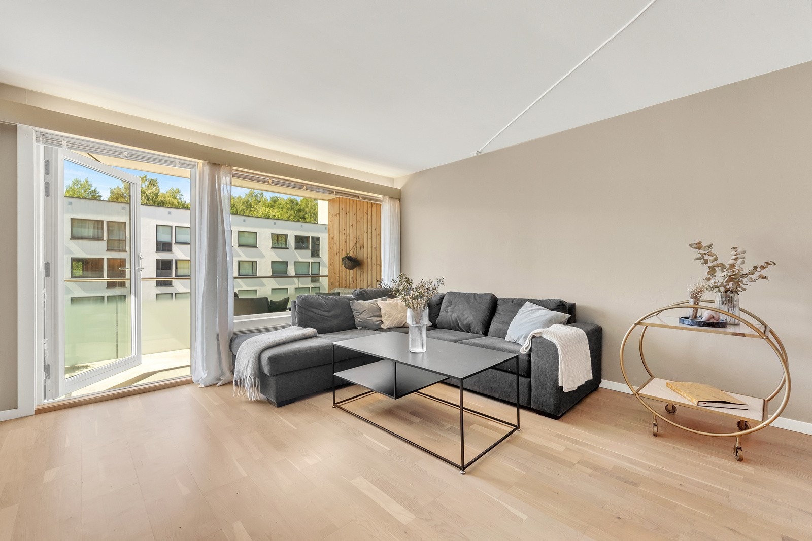 Her får du en moderne leilighet som passer perfekt til deg som ønsker en behagelig hverdag, men kort vei til offentlig kommunikasjon, dagligvare, barnehage mm Galleribilde