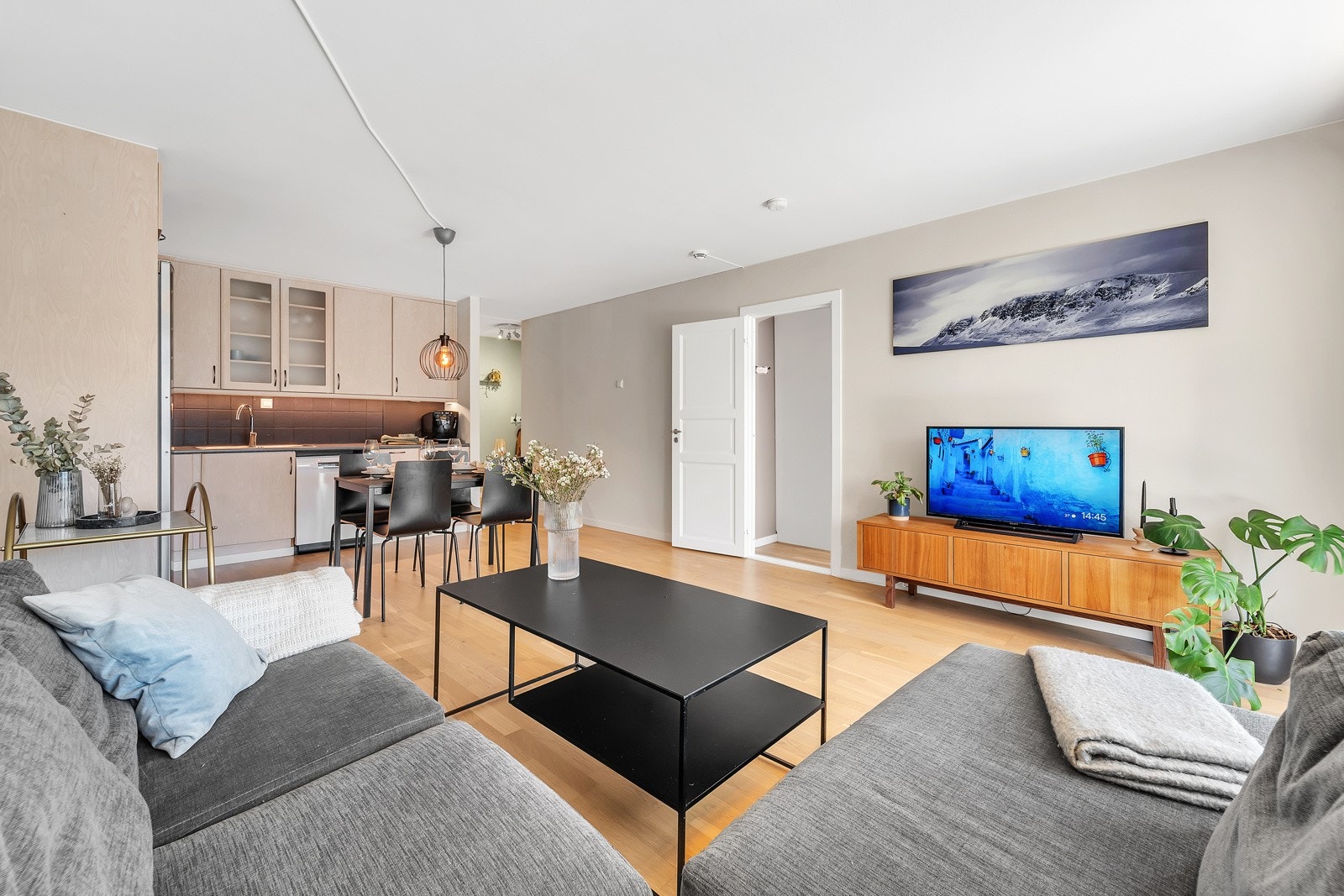 I stuen er det god plass til ønsket sofainnredning Galleribilde