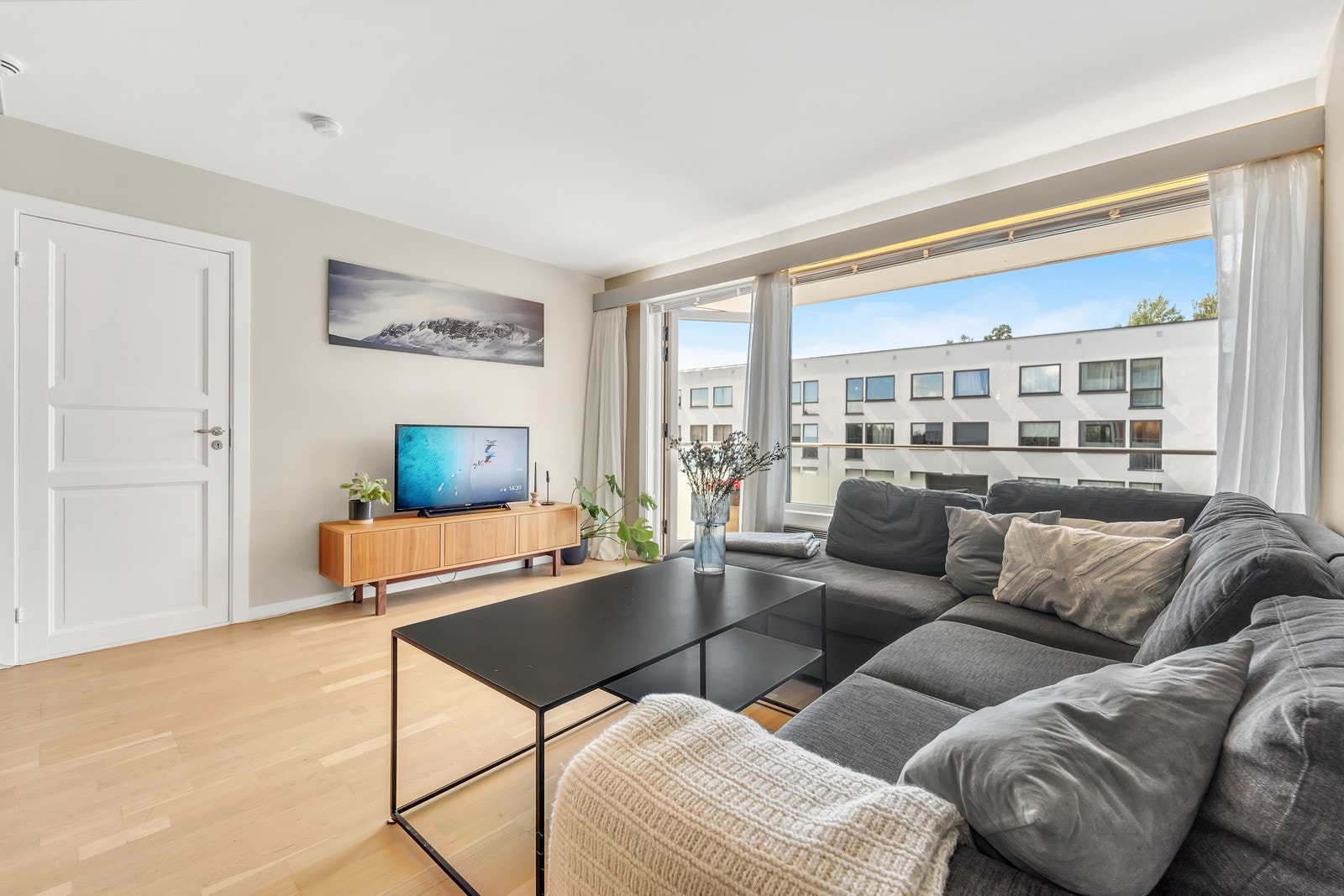 Leiligheten består av 1 soverom, en lys åpen stue - kjøkken løsning, bad, gang og videre et rom som i dag er innredet som soverom. Galleribilde