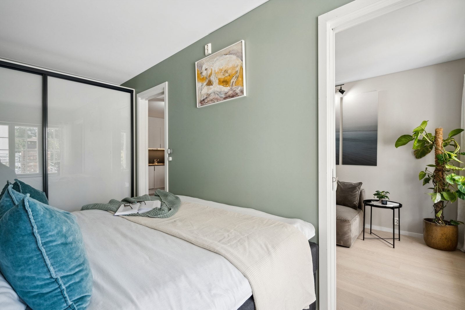 Det er god plass til oppbevaring i skyvedørsgarderobe. Galleribilde