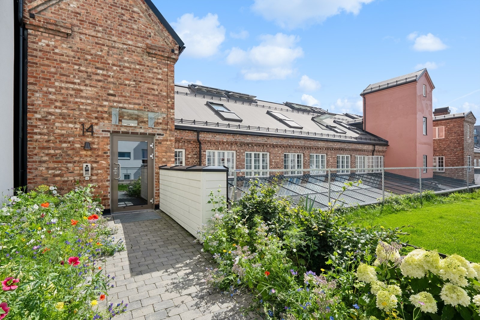 Frodig inngangsparti på sommerhalvåret. Galleribilde