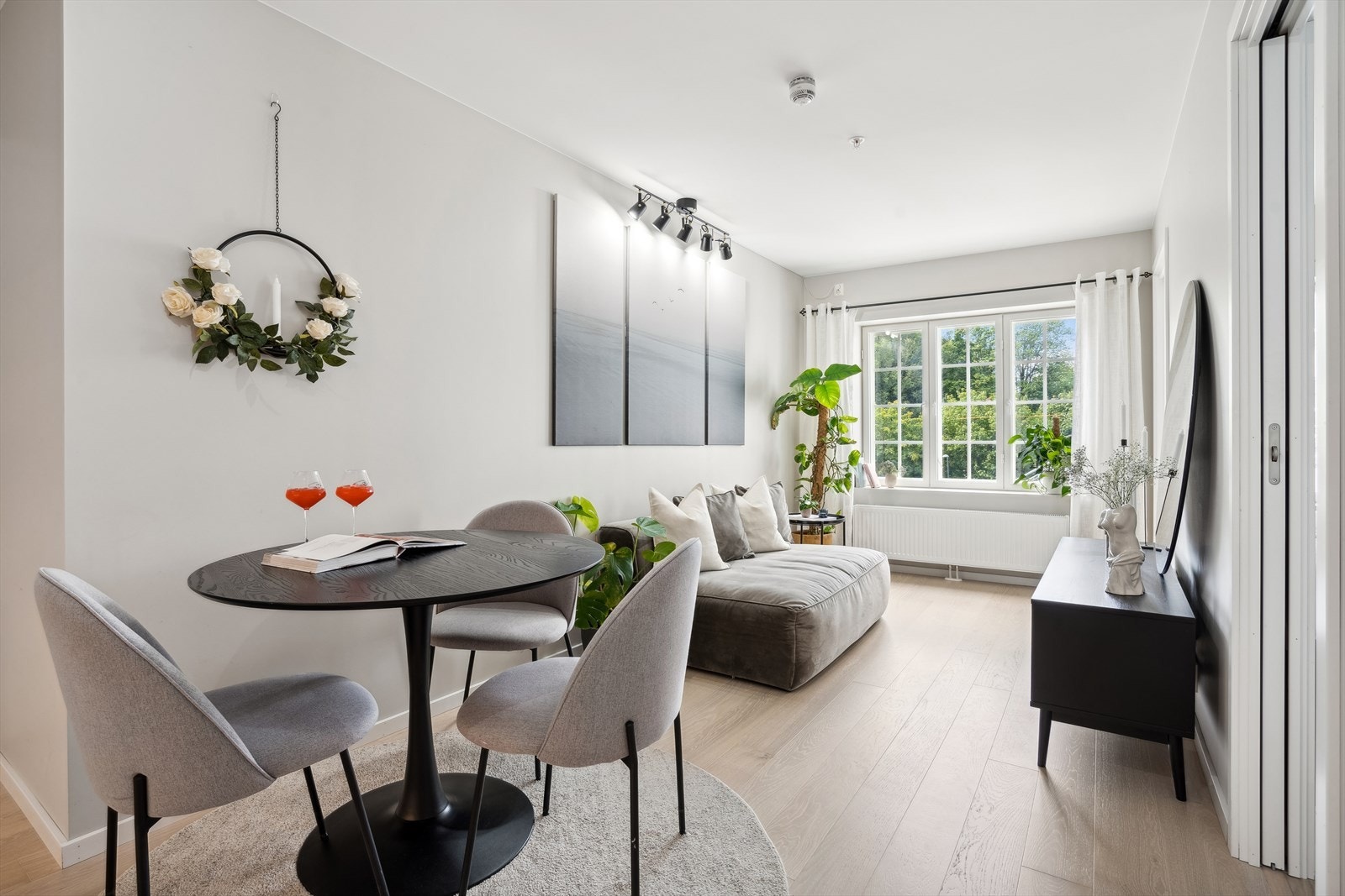Dette er en moderne og lekker 2-roms andelsleilighet med en attraktiv og sentral beliggenhet på Carl Berner. Galleribilde