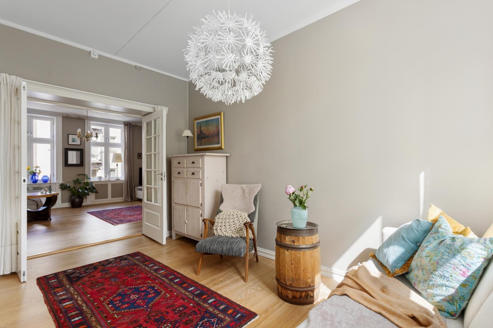 Leiligheten er av god størrelse med flere soner. Dagslys slipper også godt igjennom fra begge sider av boligen. Galleribilde