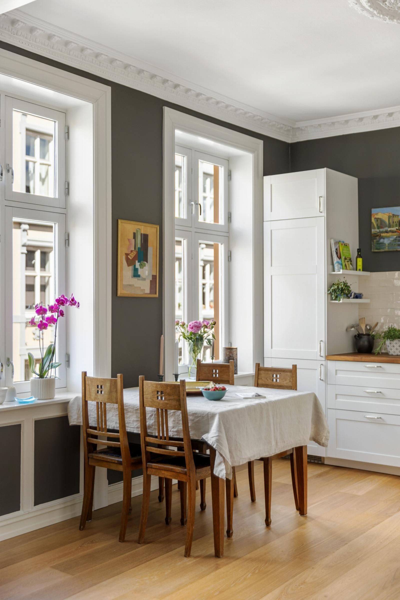 På kjøkkenet er det plass til spisebord. Galleribilde