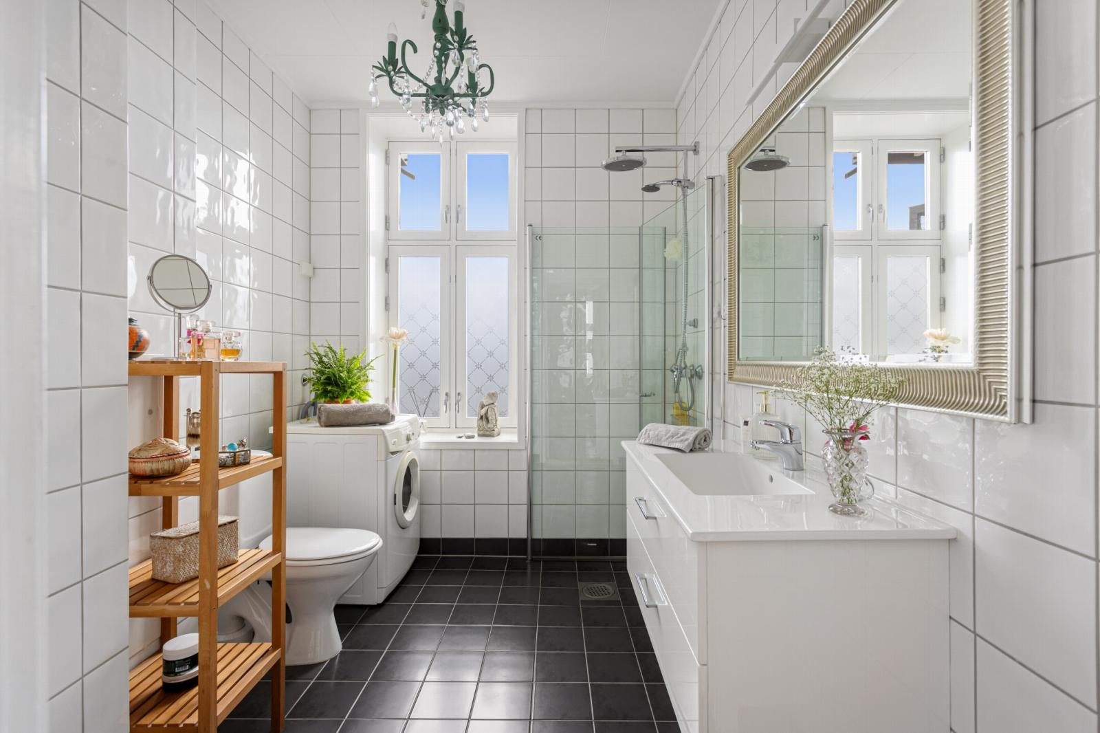 Pent bad oppusset i 2010 med tidløse fliser på vegg og gulv. Det er varme i gulvet. Galleribilde